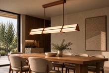 Cargar imagen en el visor de la galería, Lámpara Kriangle 120 cm en Krion Beige Marfil y estructura corten, ambiente